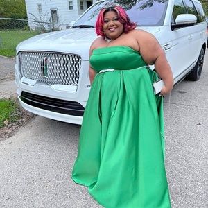 This is emerald green prom dress.